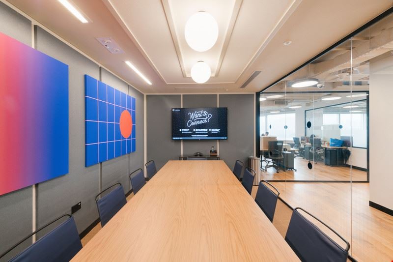 Purpurina 400 Conference Room